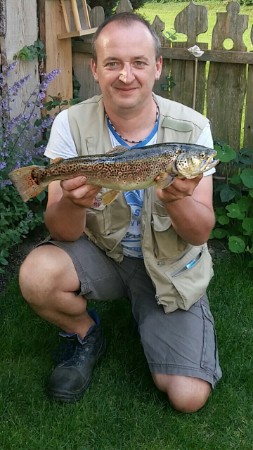 Auch unser Alexander kann mit einem großen Fang aufwarten Bachforelle gefangen im Mühlbach  Länge: 47 cm  Gewicht: 1,15 kg